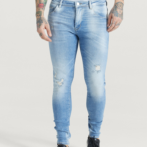 blåa slitna jeans herr