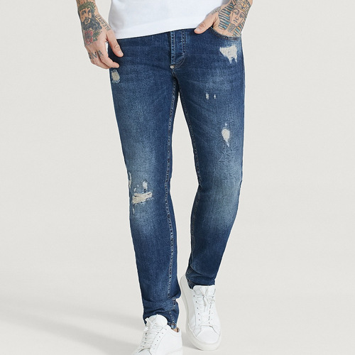 blåa slitna jeans herr