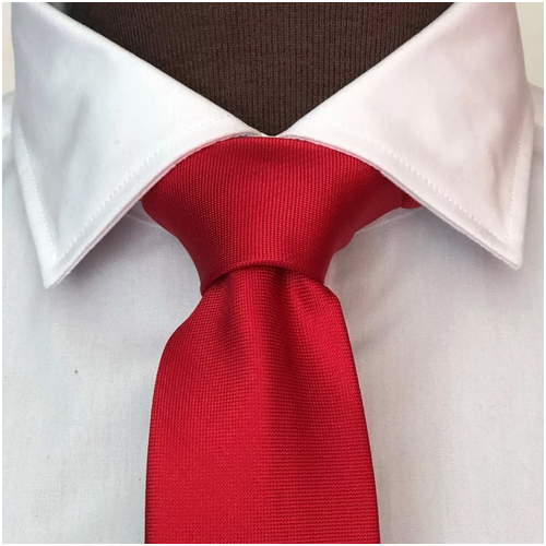 röd slips till mörkblå kostym