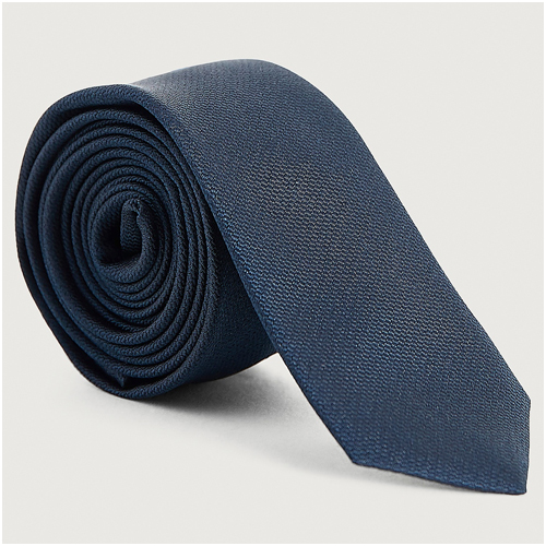 Blå slips till mörkblå kostym